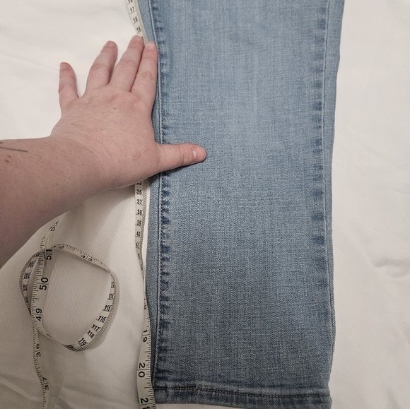 Levis 311 Shaping Skinny Capri Light Wash Jeans! - Picture 7 of 7